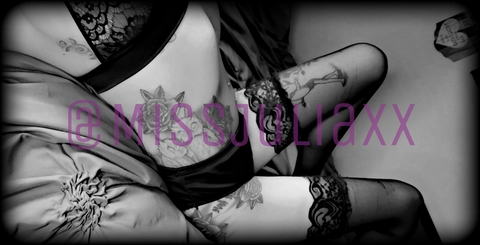 Header of missjuliaxx